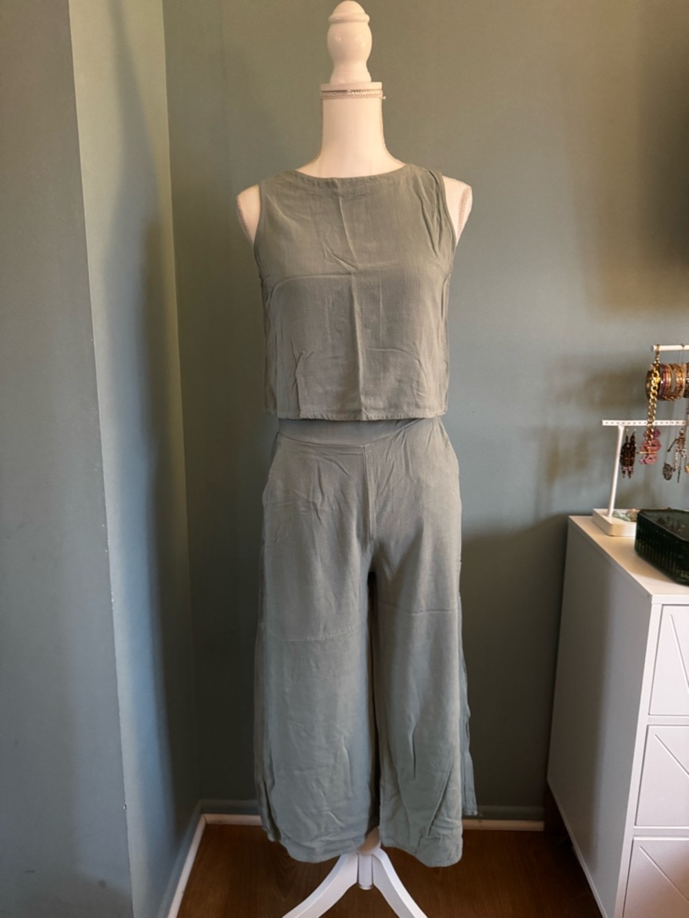 EUC Linen Sleeveless Sage Green Crop Pants Set Small